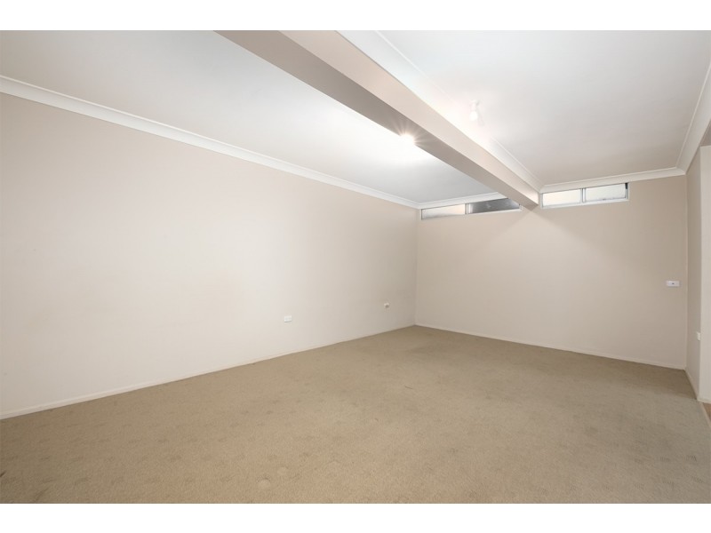 8 Balmore Street, Indooroopilly QLD 4068