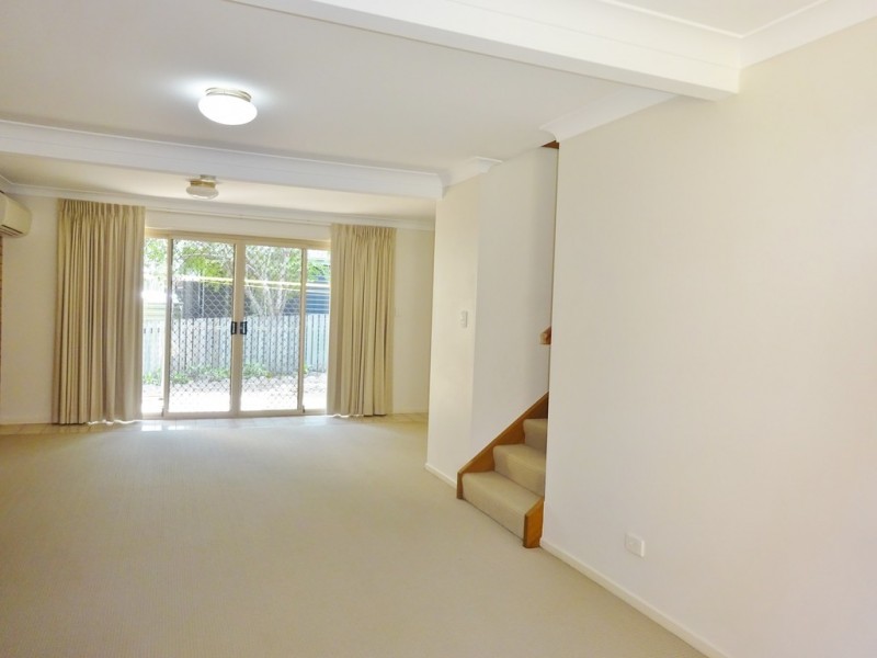 2/42 Newcross Street, Indooroopilly QLD 4068