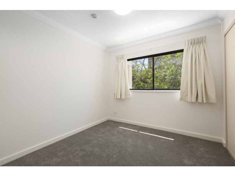 2/172 Maquarie Street., St Lucia QLD 4067