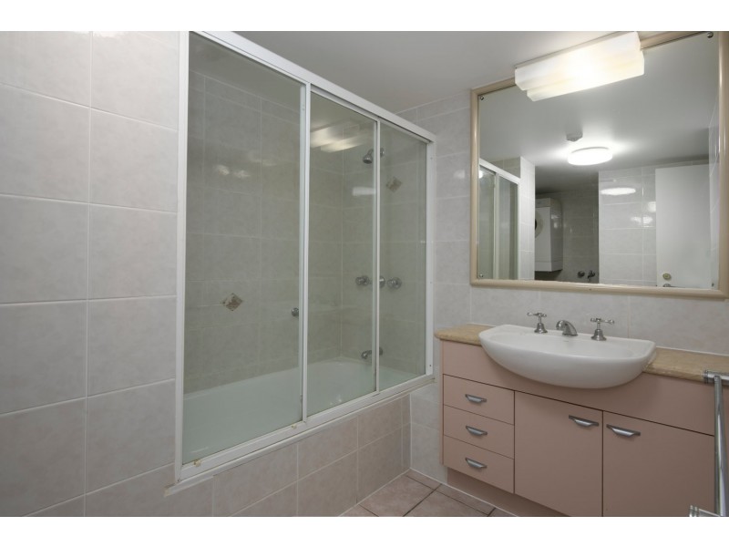 2/172 Maquarie Street., St Lucia QLD 4067