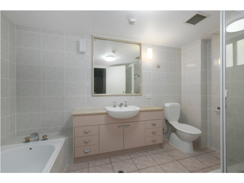 2/172 Maquarie Street., St Lucia QLD 4067