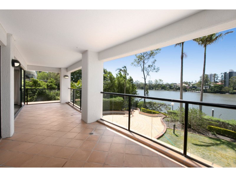 2/172 Maquarie Street., St Lucia QLD 4067