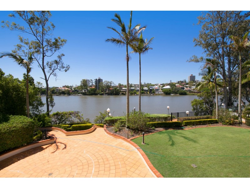2/172 Maquarie Street., St Lucia QLD 4067
