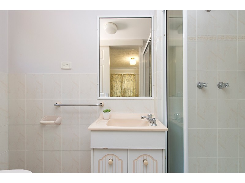 2/115 Central Avenue, Indooroopilly QLD 4068