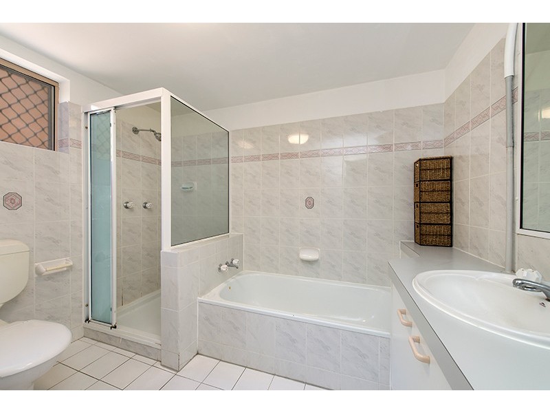 2/115 Central Avenue, Indooroopilly QLD 4068