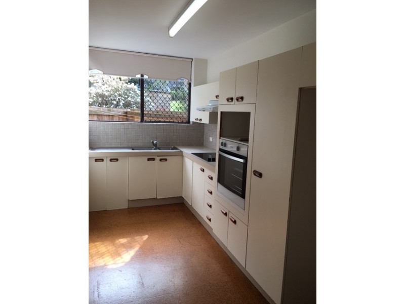 2/114 Carmody Road., St Lucia QLD 4067