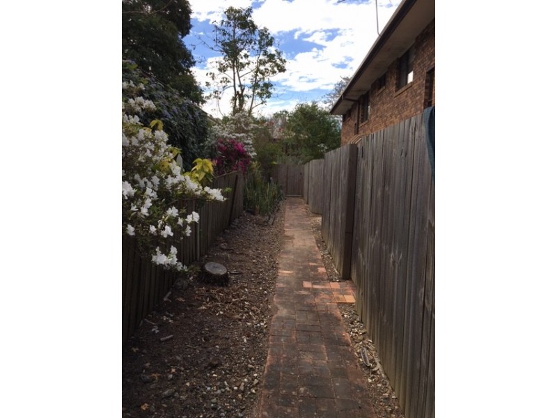 2/114 Carmody Road., St Lucia QLD 4067