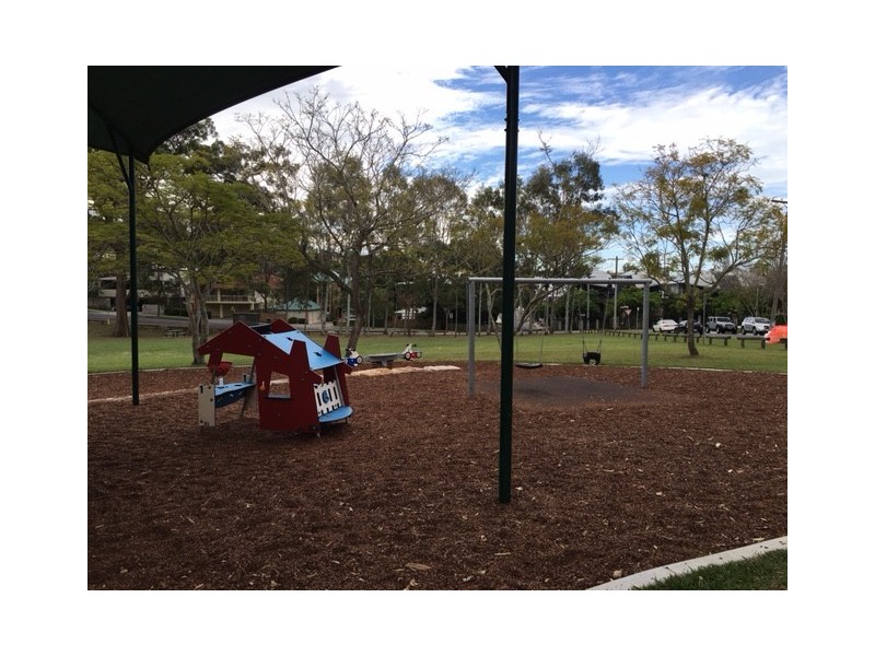 2/114 Carmody Road., St Lucia QLD 4067