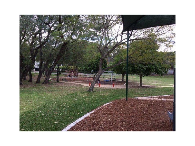 2/114 Carmody Road., St Lucia QLD 4067