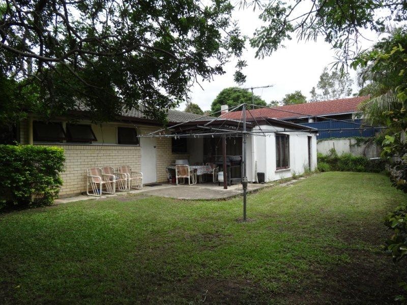 19 Lochiel Street, Kenmore QLD 4069
