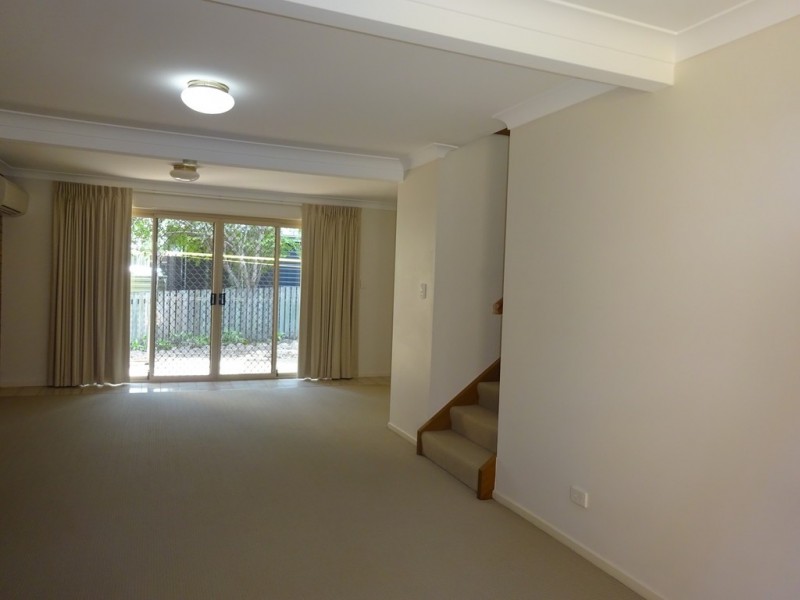 2/42 Newcross Street, Indooroopilly QLD 4068