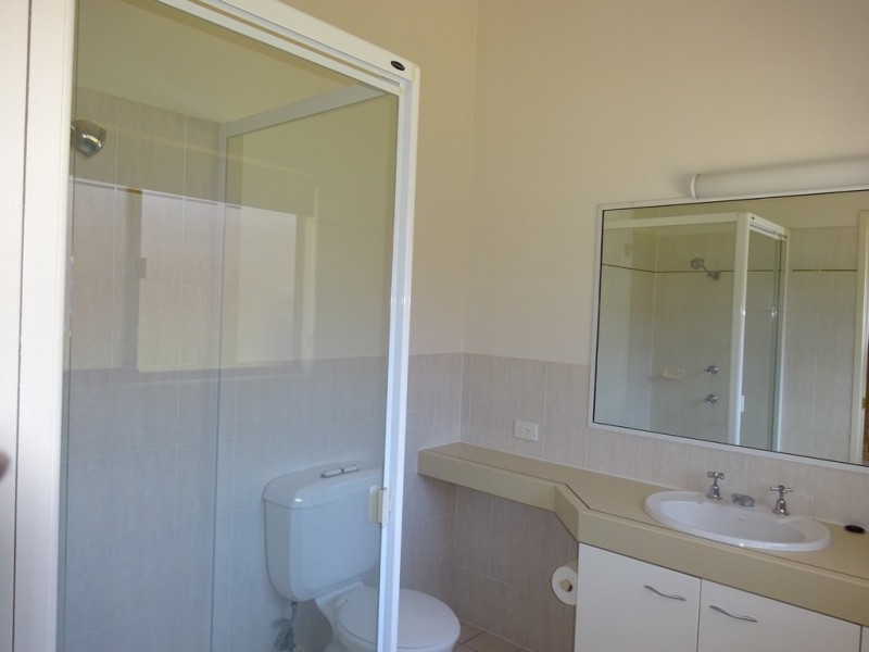 2/42 Newcross Street, Indooroopilly QLD 4068