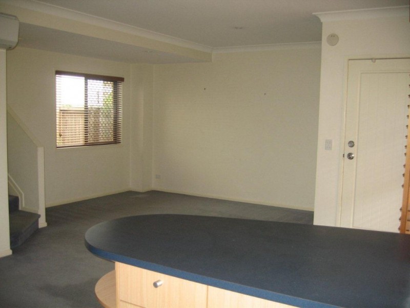 8/122 Central Avenue, Indooroopilly QLD 4068