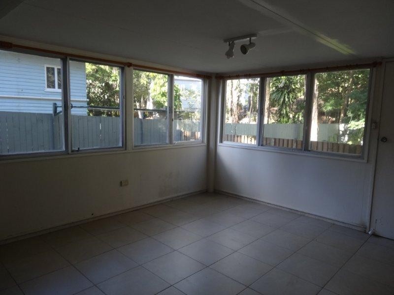 135 Ninth Avenue, St Lucia QLD 4067