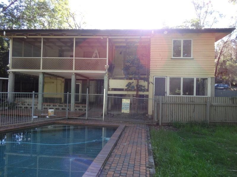 135 Ninth Avenue, St Lucia QLD 4067