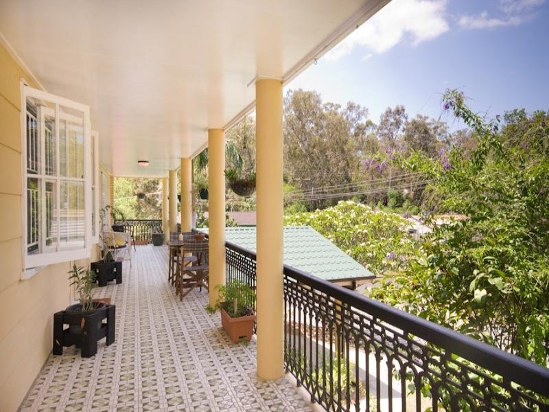 1 Sundown Street, Kenmore QLD 4069
