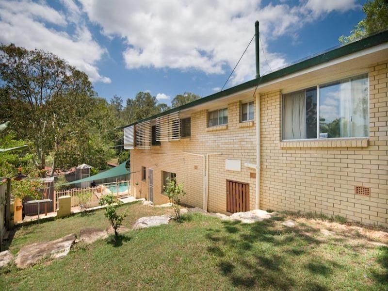 1 Sundown Street, Kenmore QLD 4069