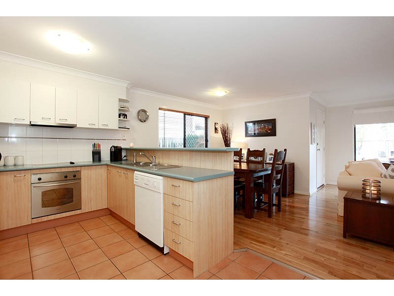 2/300 Cliveden Avenue, Corinda QLD 4075