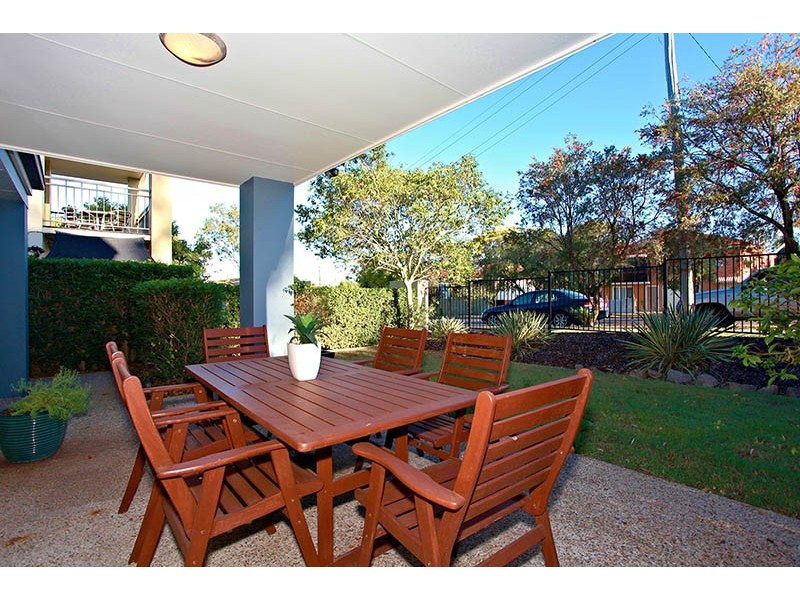 2/300 Cliveden Avenue, Corinda QLD 4075