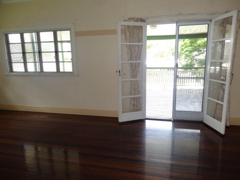 9 Disraeli Street, Indooroopilly QLD 4068