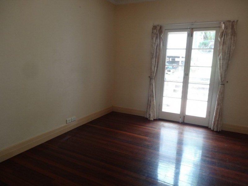 9 Disraeli Street, Indooroopilly QLD 4068