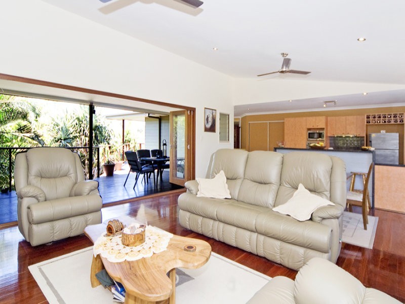 8 Surfside Crescent, Pottsville NSW 2489