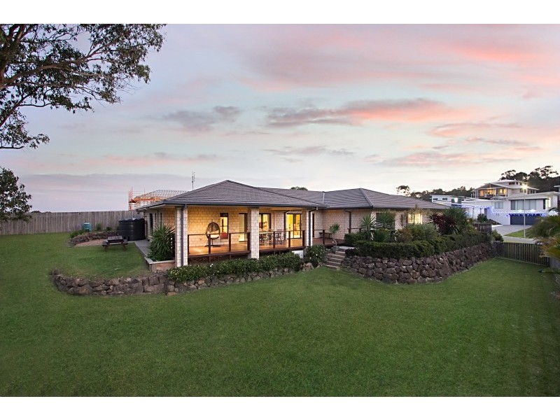 10 Woodfull Crescent, Pottsville NSW 2489