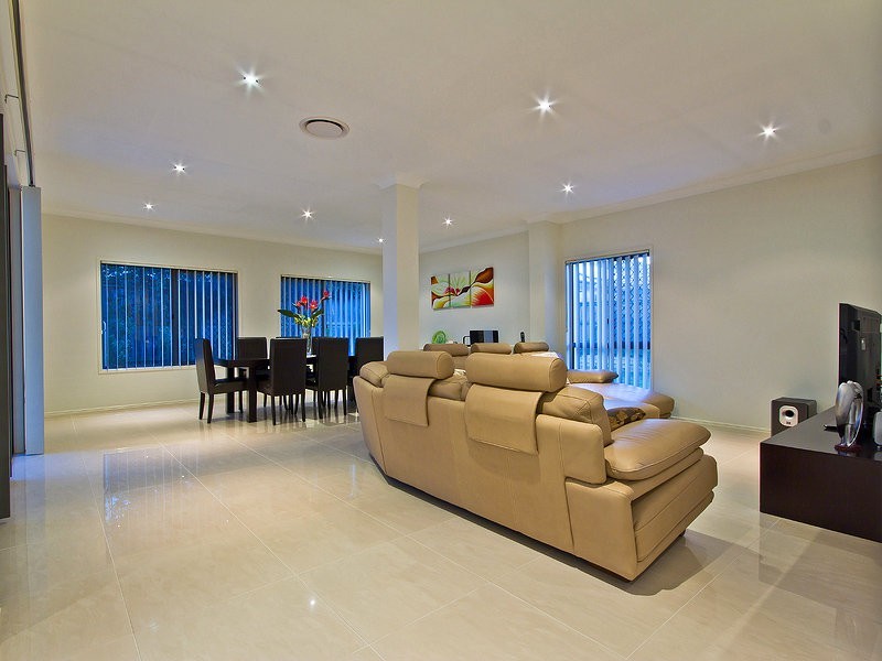 16 Azienda Place, Bridgeman Downs QLD 4035