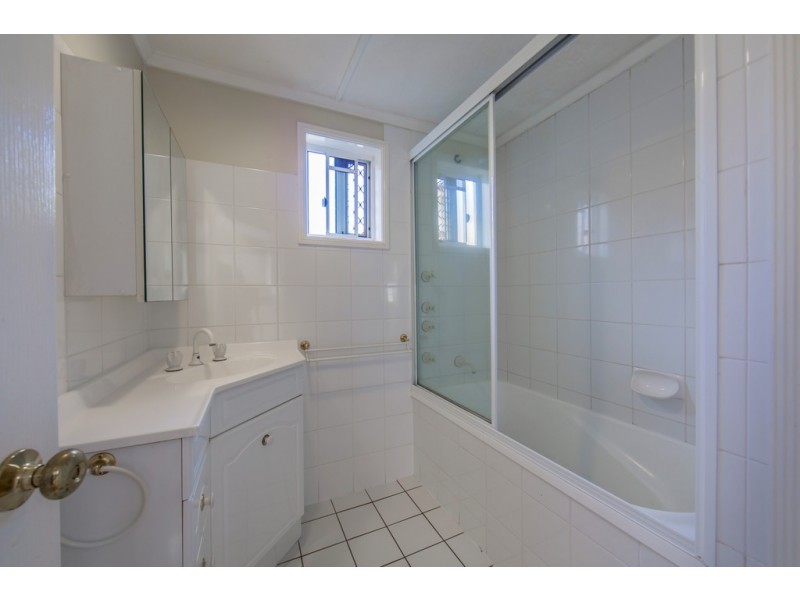 44 Hilltop Avenue, Chermside QLD 4032