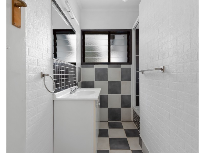 8 Kingaroy Street, Stafford Heights QLD 4053