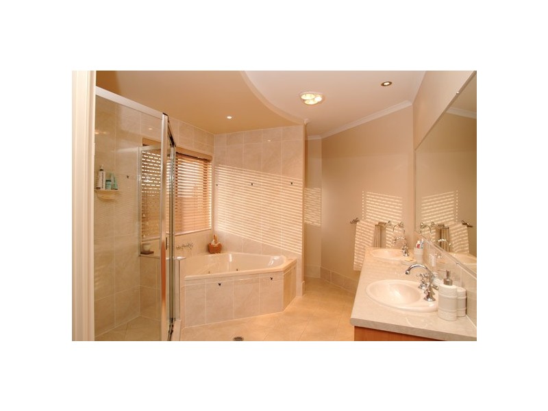 15 Fiesole Place, Bridgeman Downs QLD 4035