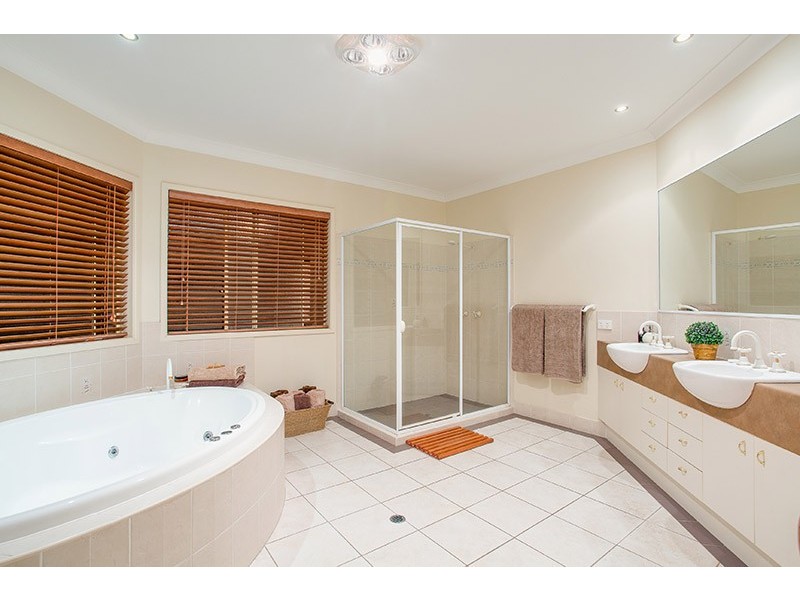 8 Estonia Avenue, Bridgeman Downs QLD 4035