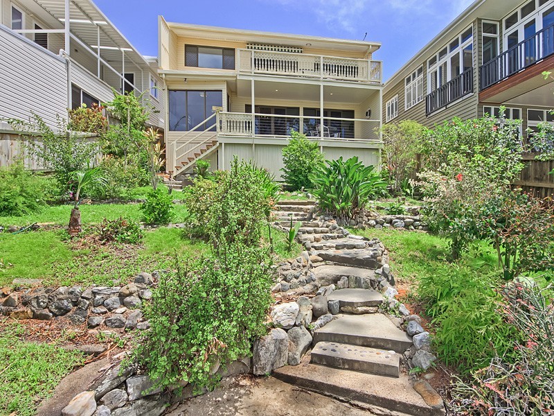 18 Whytecliffe Parade, Woody Point QLD 4019