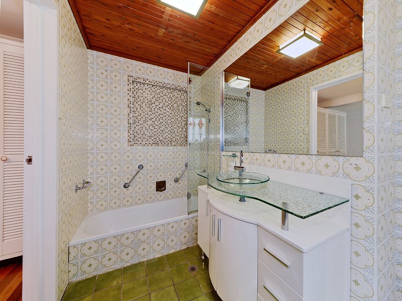 18 Whytecliffe Parade, Woody Point QLD 4019