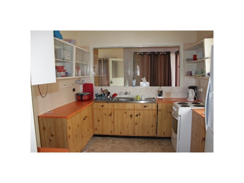 18 Stanely Street, North Booval QLD 4304