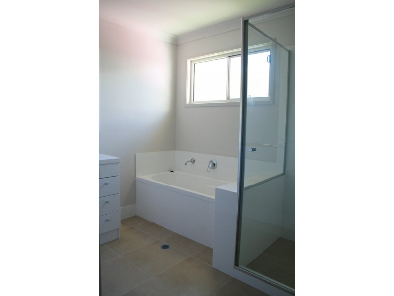 2/2E Thompson Street, Bundamba QLD 4304