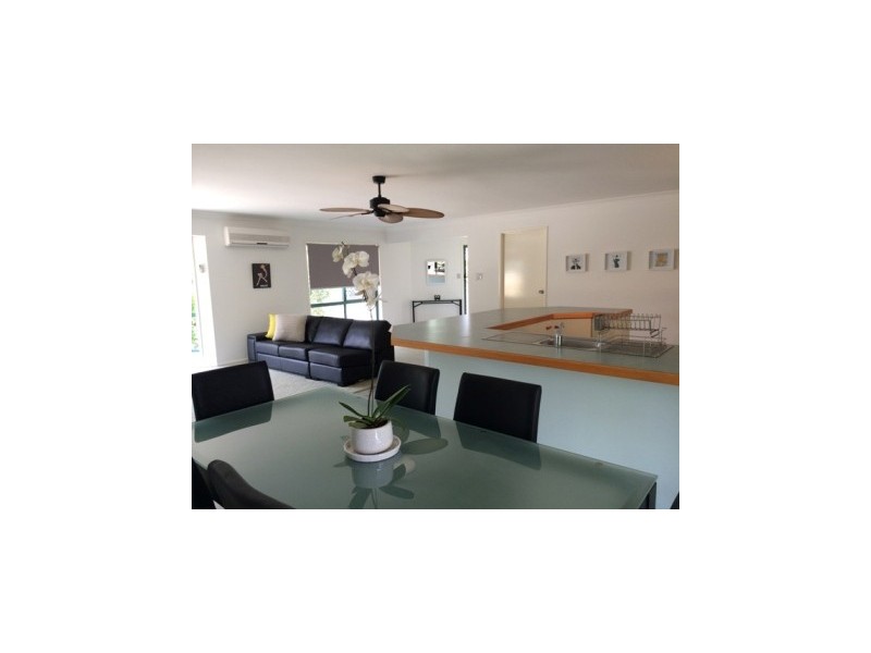 2/1 Lisa Court, Raceview QLD 4305