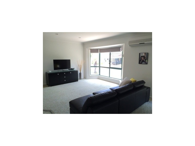 2/1 Lisa Court, Raceview QLD 4305