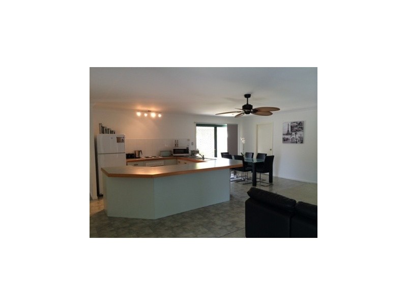 2/1 Lisa Court, Raceview QLD 4305