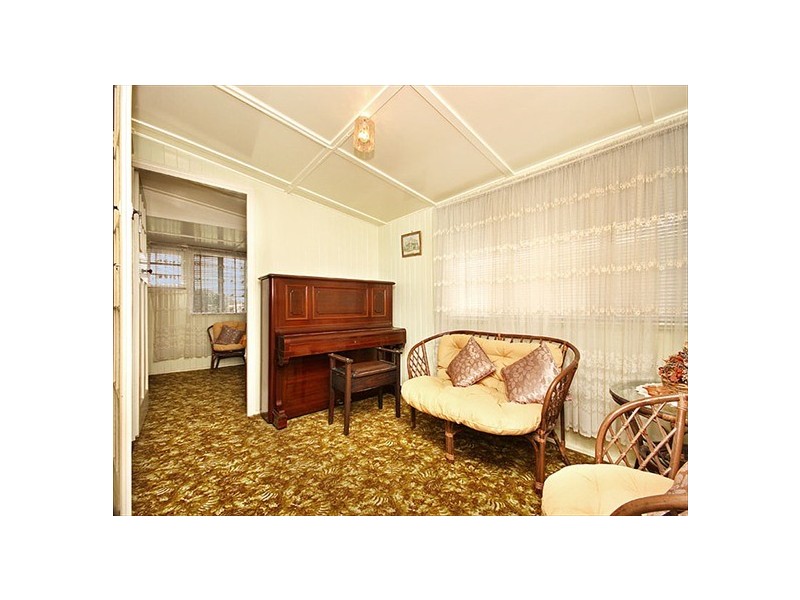 3 Alexandra Street, Booval QLD 4304