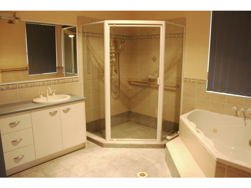 18 Cassinia Place, Flinders View QLD 4305