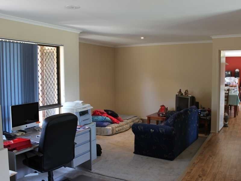 11 Poincianna Court, Walloon QLD 4306