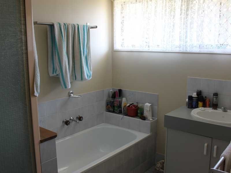 11 Poincianna Court, Walloon QLD 4306