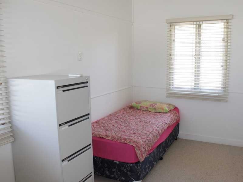 6 Elliot Street, Silkstone QLD 4304