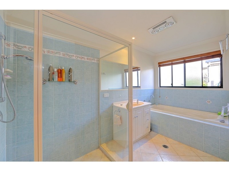 27 Woongoolbver Court, River Heads QLD 4655