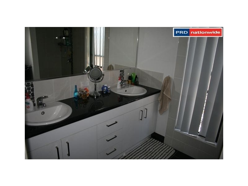 12 Beagle Ave, Nikenbah QLD 4655