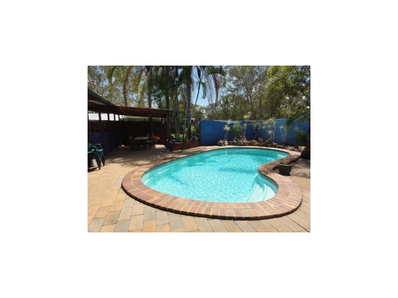 2 Riley Street, Urangan QLD 4655