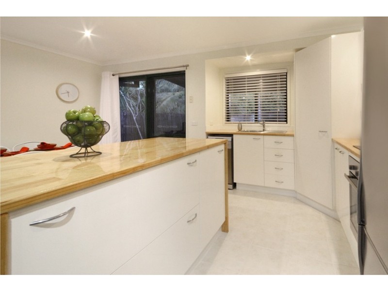 8 Cateran Close, Cannonvale QLD 4802