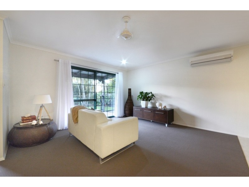 8 Cateran Close, Cannonvale QLD 4802