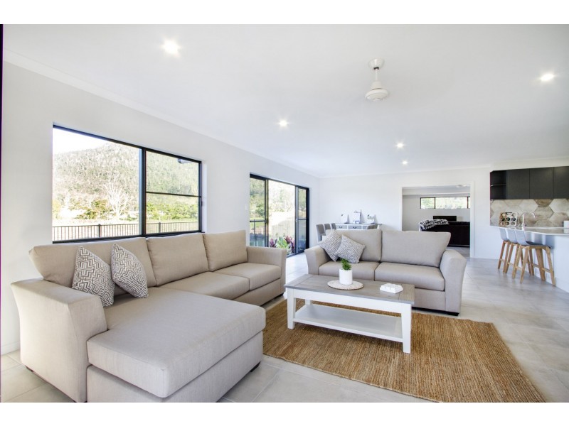 9 Parker Road, Cannonvale QLD 4802